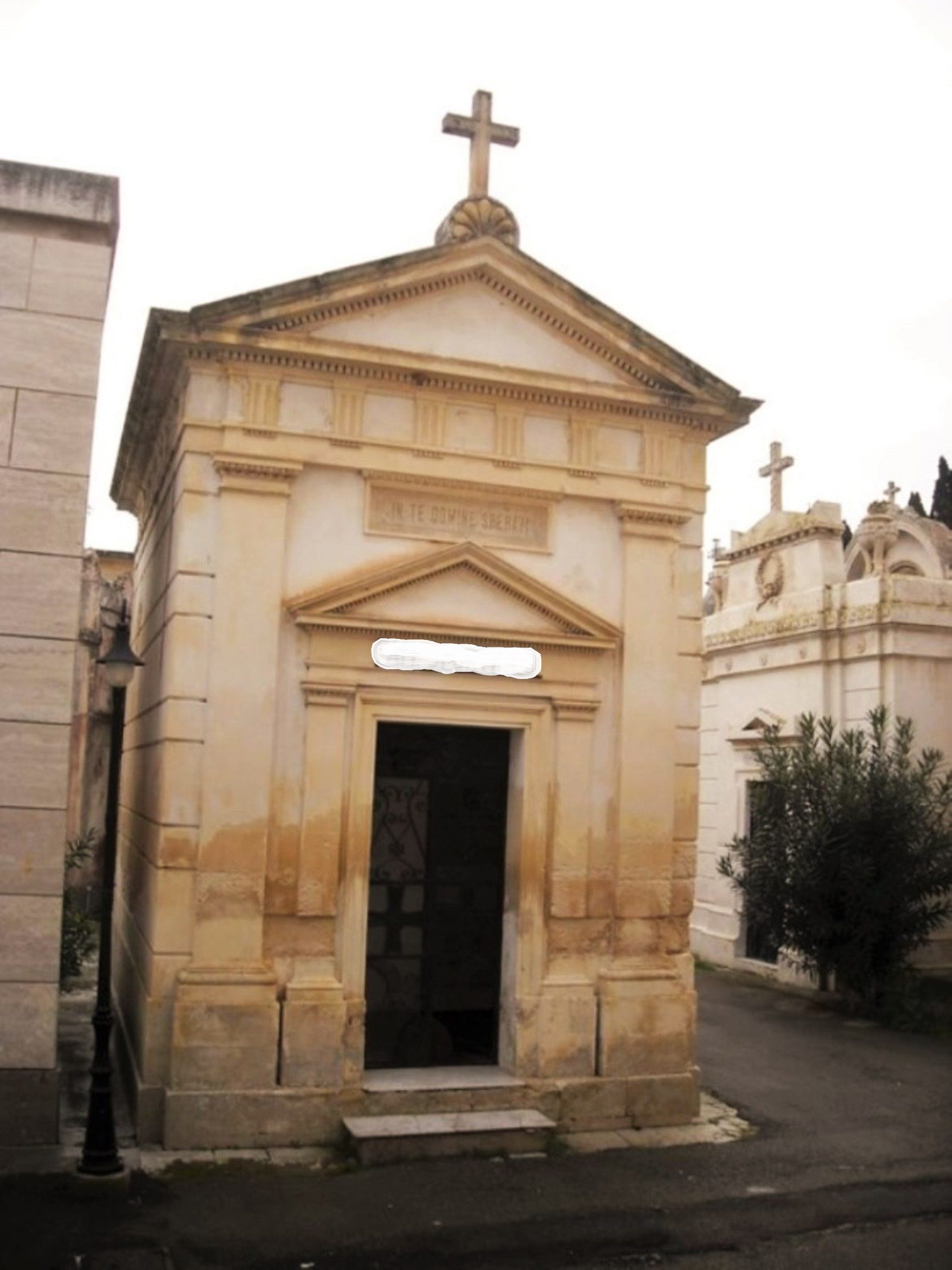 Cosimo De Giorgi's tomb 1 (modified).jpg